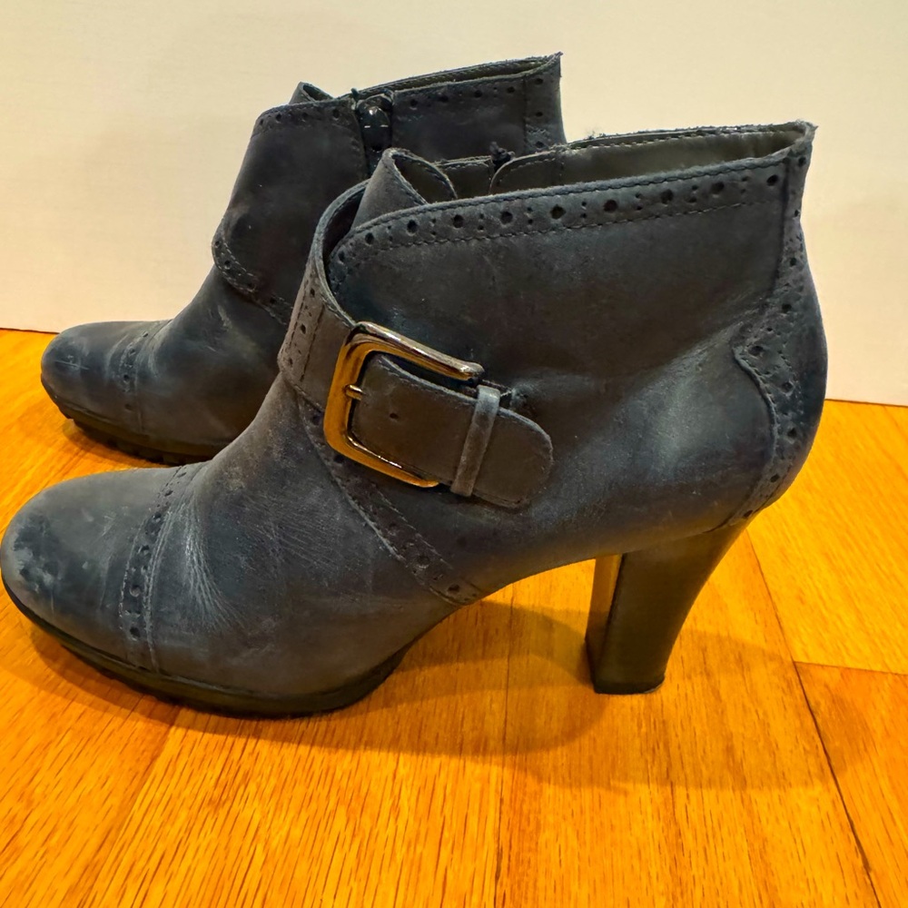AEROSOLES Dark Gray Heeled Ankle Booties: size 9